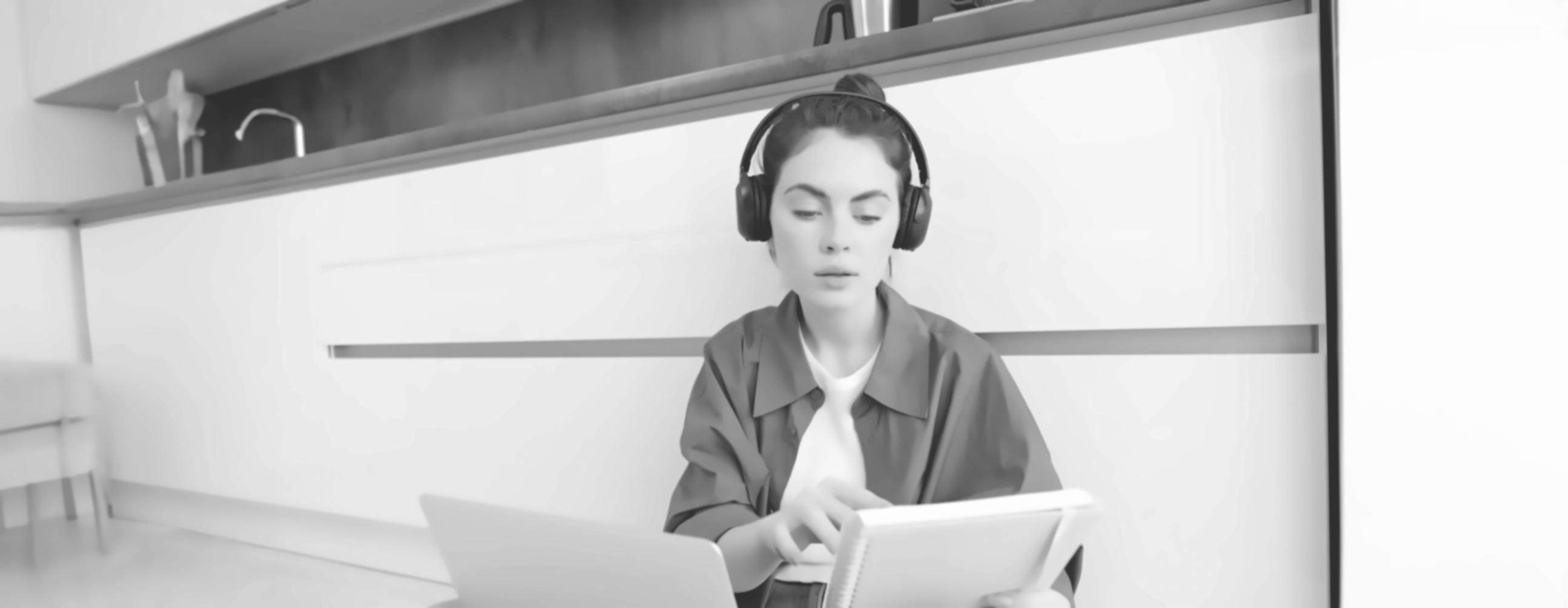 Sophie Chen analysant des données financières